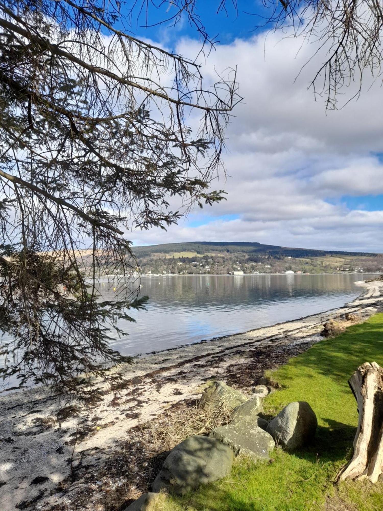 Cosy Lochside Cottage With Mountain And Sea Views Clynder Exteriör bild