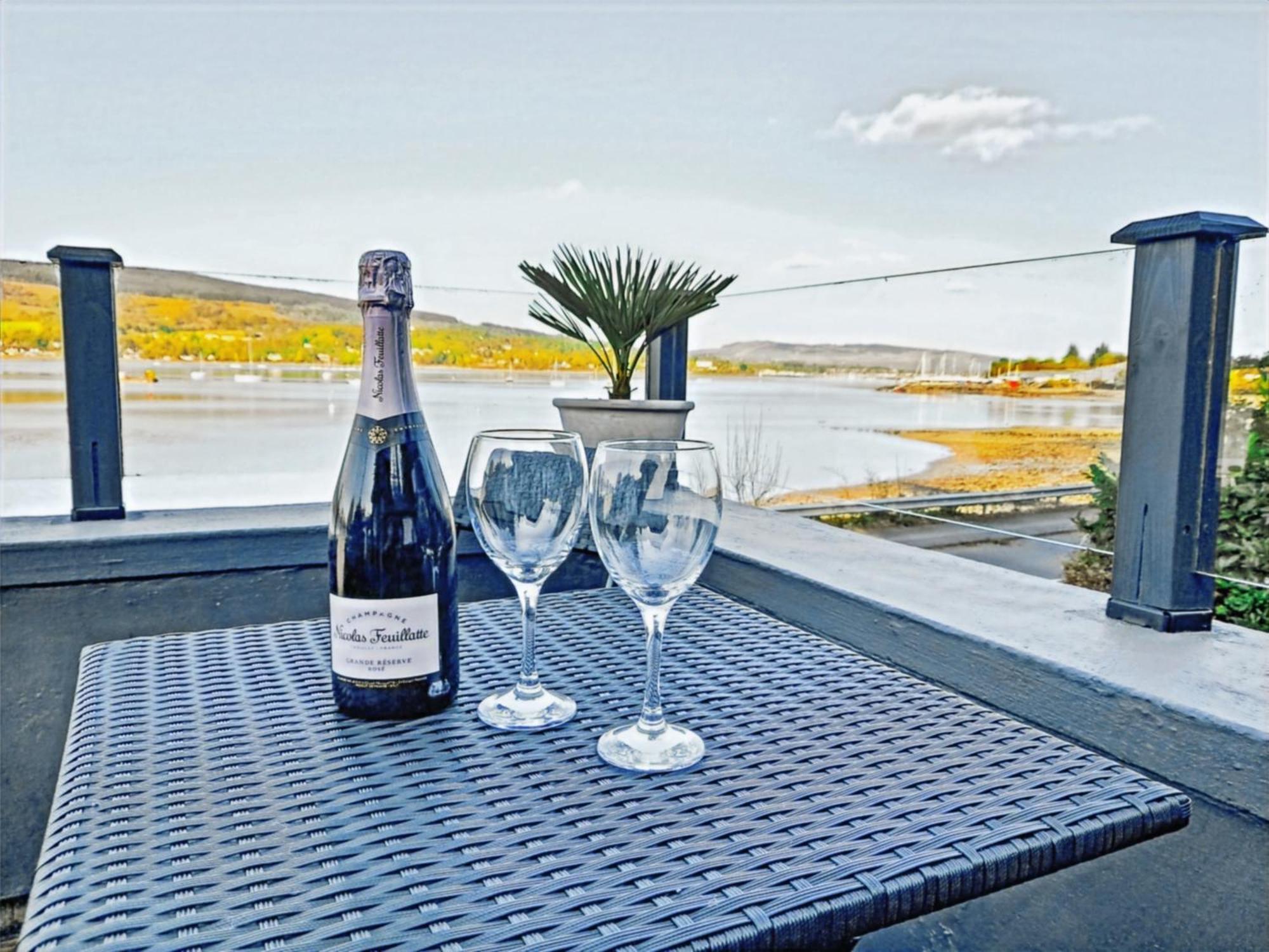 Cosy Lochside Cottage With Mountain And Sea Views Clynder Exteriör bild